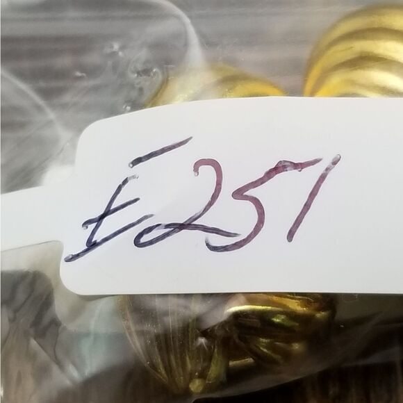 Vintage monet shell cast earrings gold plated E251 - Picture 2 of 4